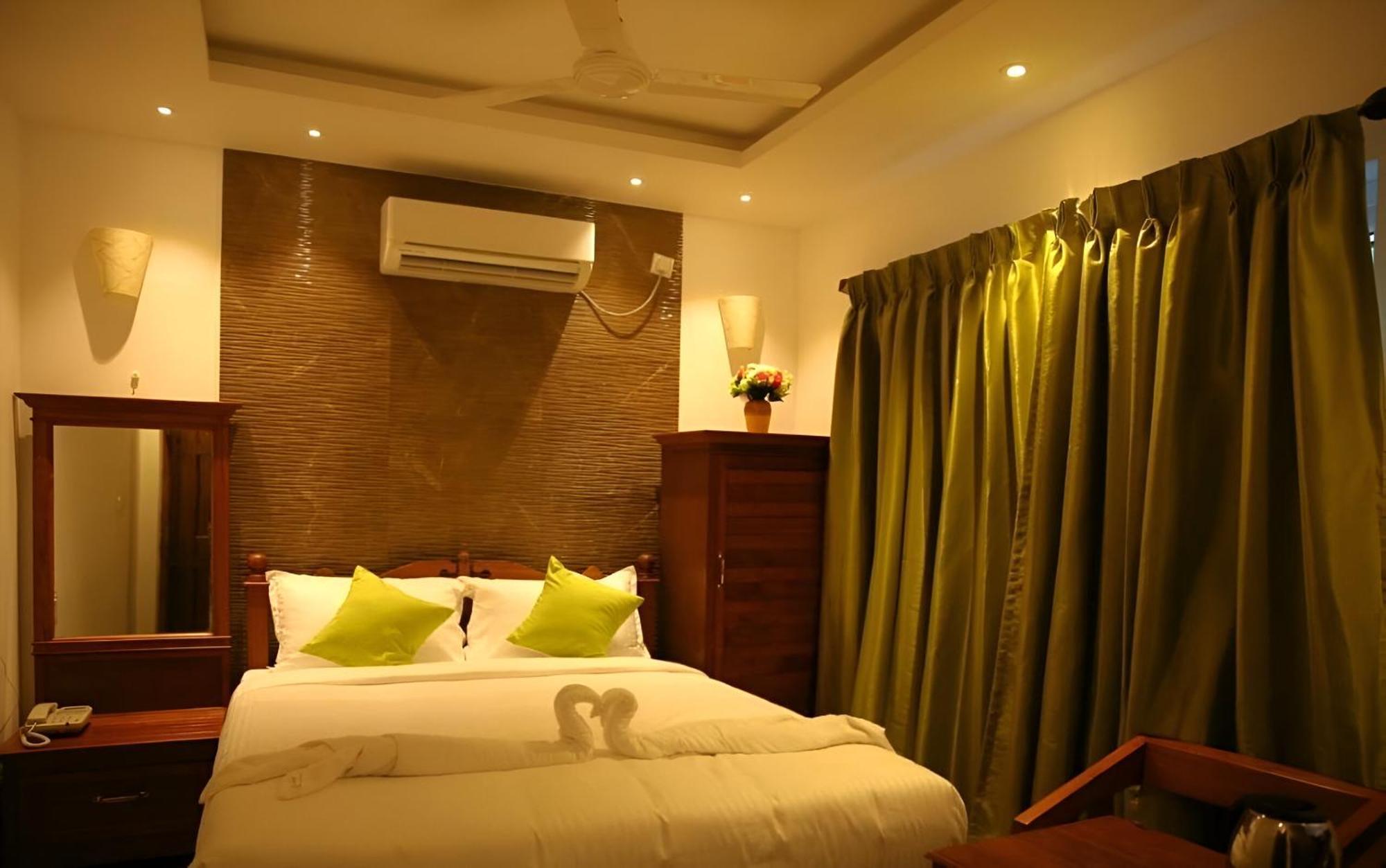 Le Holiday Inn ปอนดิเชอรี ภายนอก รูปภาพ